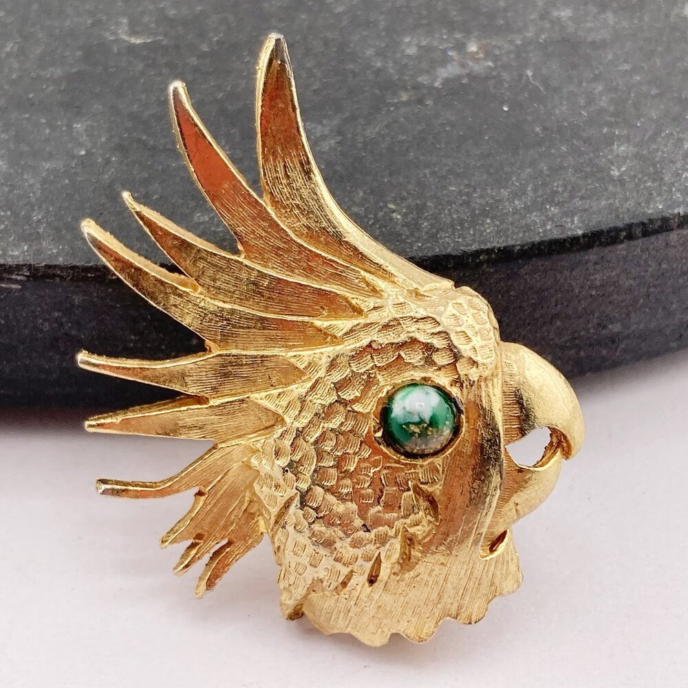 VINTAGE Brushed gold tone metal and green glass parrot brooch c. 1950s bird pin